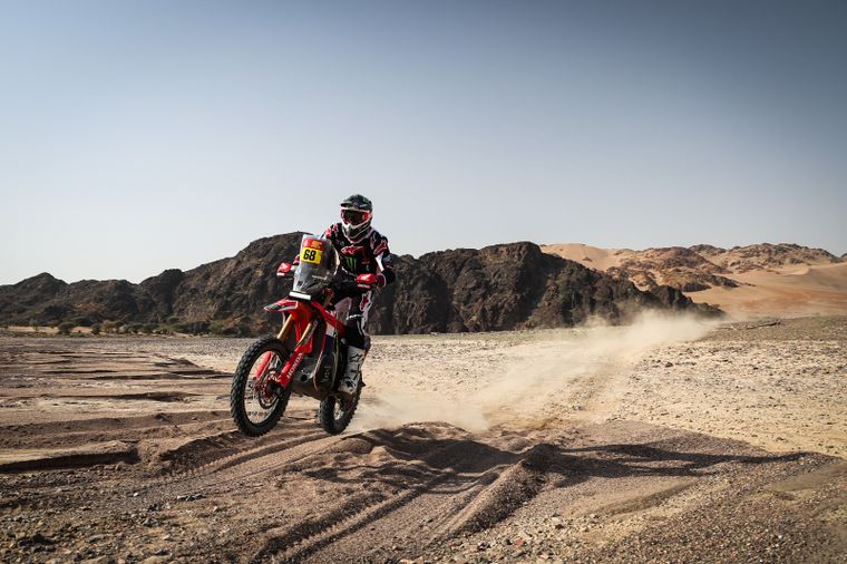 Tosha Schareina celebró su tercera victoria de etapa en el Rally Dakar tras imponerse en el exigente recorrido de Alula.