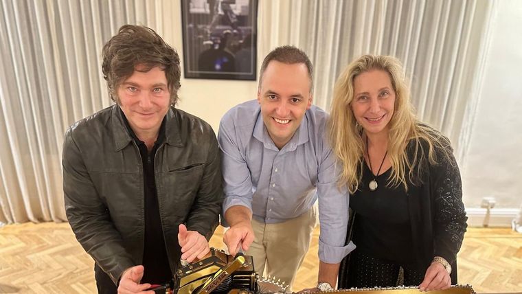 Manuel Adorni, junto a Karina y Javier Milei Foto: X (@LLibertadAvanza) Manuel Adorni, junto a Karina y Javier Milei Foto: X (@LLibertadAvanza)