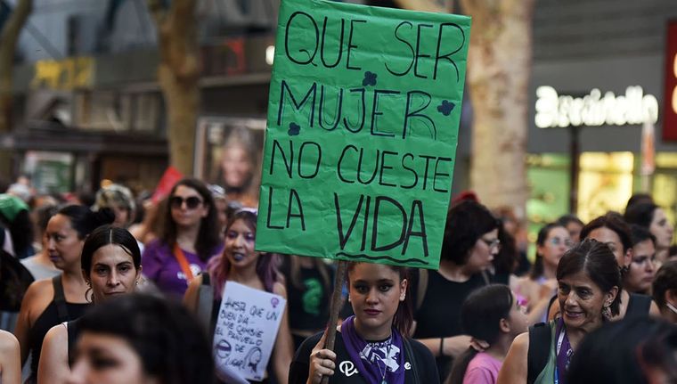 8M en clave mendocina: Contracarrusel, agua y minería en el centro de la marcha.