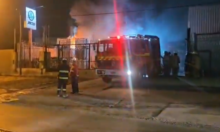 El incendio se registró en una empresa agroquímica Foto: Captura de video
