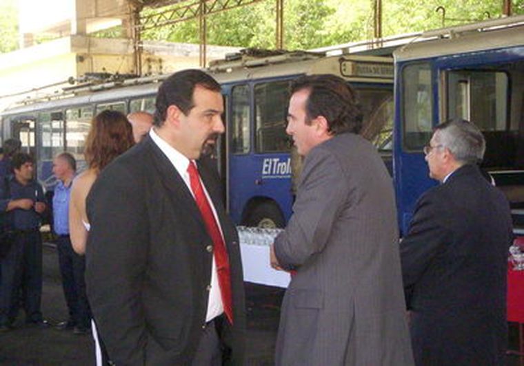Francisco Pérez dialoga con el diputado Carlos Ciurca durante la celebración. Foto: MDZ