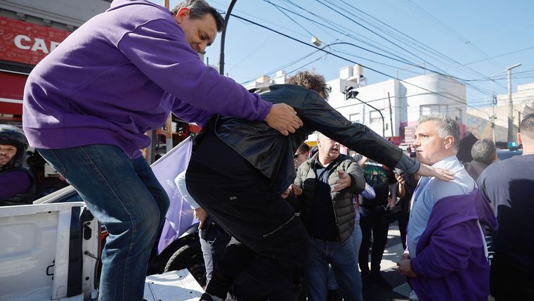 Milei fue evacuado de un mitin político en la provincia de Buenos Aires, luego de que un grupo de manifestantes le lanzó piedras.