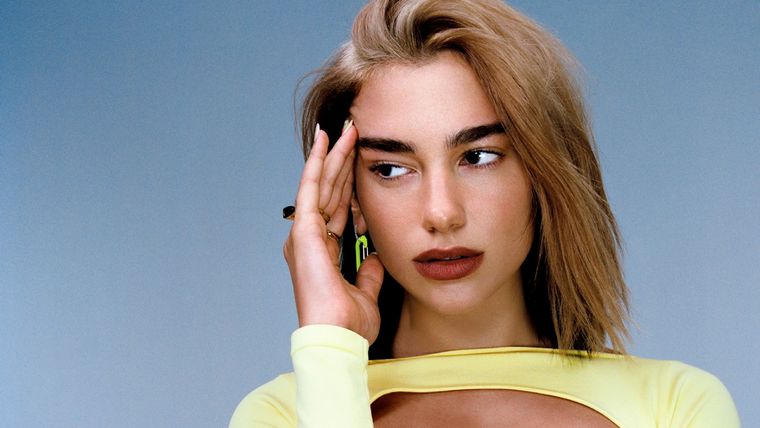 Dua Lipa sorprende con sus looks, desde lo sobrio a lo extravagante Foto: Grammy - https://media.muzooka.com/images/6785606/landscape/16x9/large2.jpg