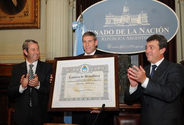 Martín Palermo rodeado por Julio Cobos y Adolfo Bermejo. Foto: Gentileza/ Senado de la Nación Martín Palermo rodeado por Julio Cobos y Adolfo Bermejo. Foto: Gentileza/ Senado de la Nación