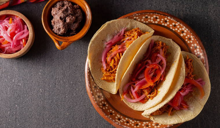 La receta original de cochinita pibil se cocinaba bajo tierra en un horno llamado pib.