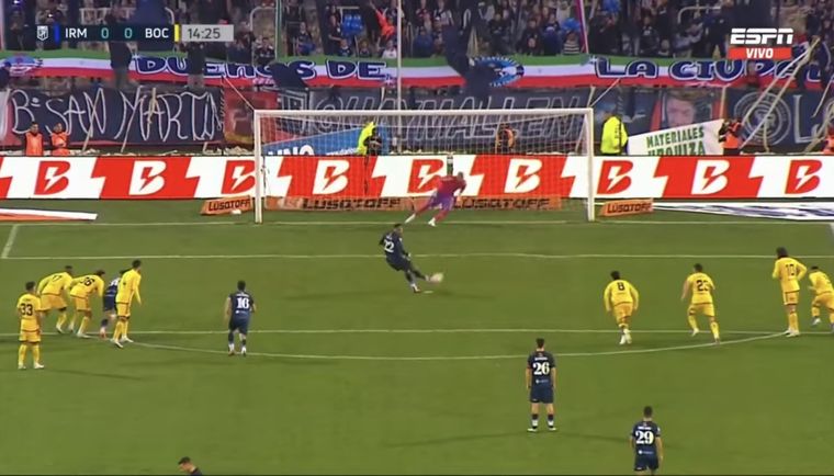 Villa patea y se ve clara la invasión de los jugadores de Boca. Foto: Captura Video