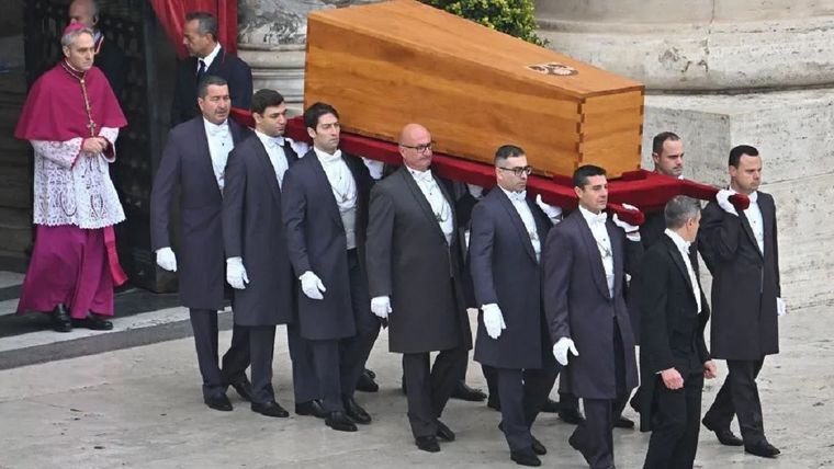 El último funeral tradicional fue el del papa emérito Benedicto XVI, quien murió el 31 de diciembre de 2022. Foto: BBC