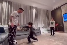Leo junto a sus hijos en el living de casa