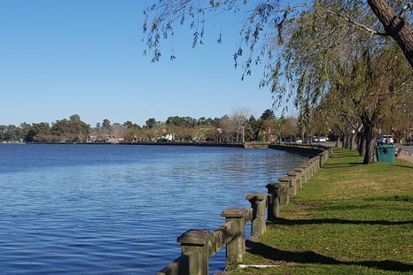 El pueblo se encuentra junto a una hermosa laguna Foto: Roberto Hugo Fernandez en Google Maps