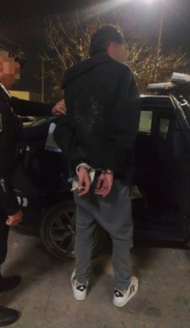 El ladrón fue detenido en Las Heras tras robar la camioneta en Godoy Cruz. El ladrón fue detenido en Las Heras tras robar la camioneta en Godoy Cruz.