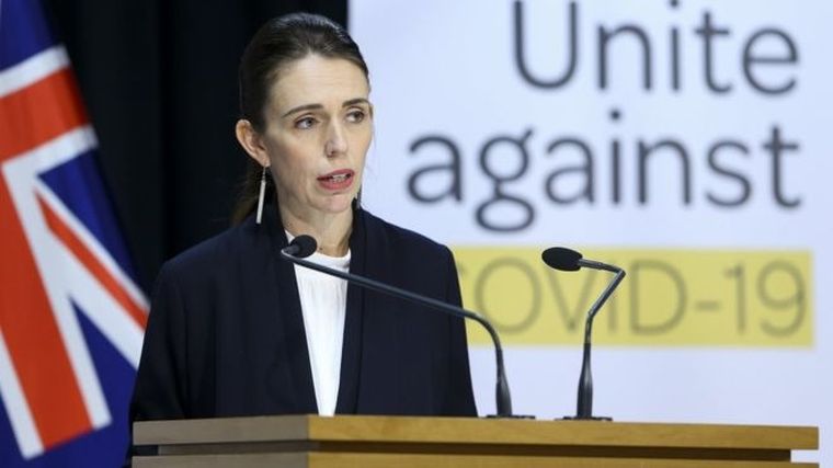 La primera ministra neozelandesa Jacinda Ardern dijo que el coronavirus ha sido eliminado por ahora en el país insular, pero recordó que se seguirán tomando medidas.