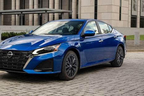 El Nissan Altima se posiciona por encima de Versa y Sentra y está disponible en tres niveles de equipamiento.
