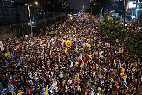 Miles de manifestantes se congregaron para exigir al gobierno israelí un acuerdo para liberar a todos los rehenes de Hamás, poner fin a la guerra y no ocupar Gaza. Miles de manifestantes se congregaron para exigir al gobierno israelí un acuerdo para liberar a todos los rehenes de Hamás, poner fin a la guerra y no ocupar Gaza.