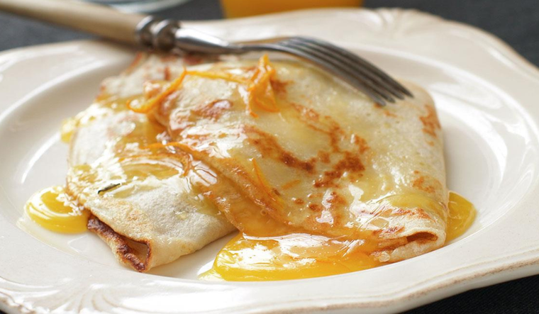Disfruta de crêpes suzette caseras con la irresistible salsa de naranja Foto: Shutterstock