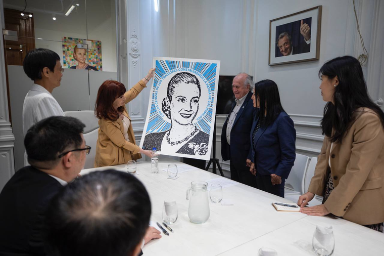 Cristina muestra un cuadro de Eva Duarte de Perón. Foto: @CFKArgentina