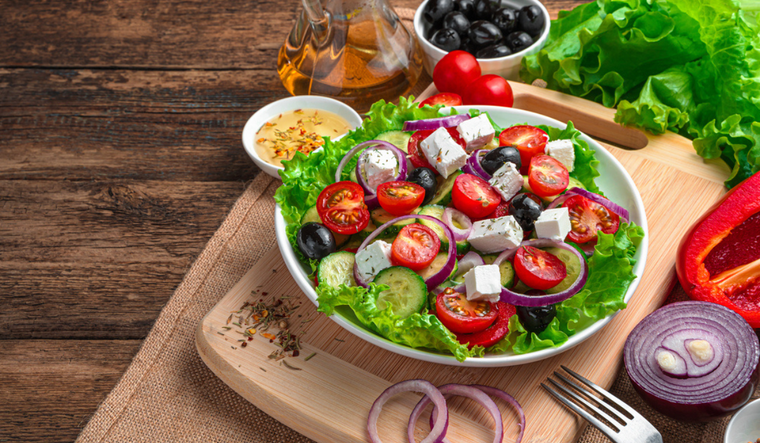 Delicias del mediterráneo: ensalada con queso feta y aceitunas Foto: Shutterstock