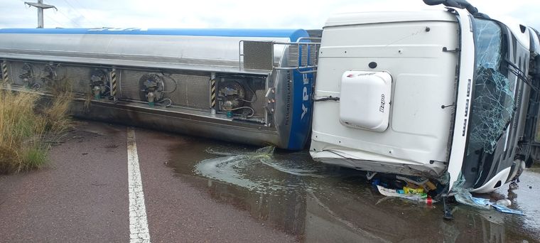 El camión venía perdiendo combustible, volcó y así quedó en Alvear.