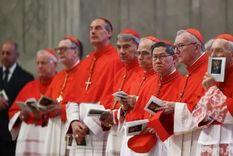 Entre los considerados papables están el cardenal Pietro Parolin (segundo en la primera fila, desde la derecha) y el cardenal Luis Antonio Tagle (junto a Parolin). Foto: BBC
