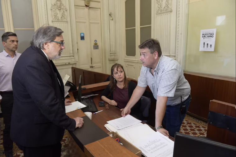El gerente de Control del Sector Social de la Sindicatura General de la Nación (SIGEN), José Fretes, en el rectorado de la UBA para entregar la notificación sobre el inicio de las auditorías. Foto: Capital Humano