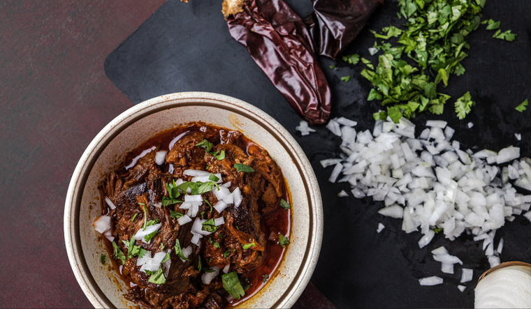 La receta de birria de res se ha vuelto tan popular que inspiró los famosos “tacos de birria” con consomé, una versión moderna que conquistó paladares en todo el mundo. La receta de birria de res se ha vuelto tan popular que inspiró los famosos “tacos de birria” con consomé, una versión moderna que conquistó paladares en todo el mundo.