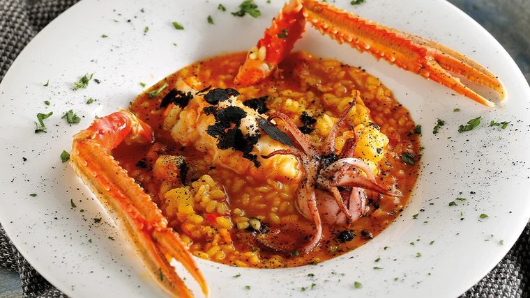 Admira este sabrosísimo arroz caldoso de mariscos que se ganará tu corazón