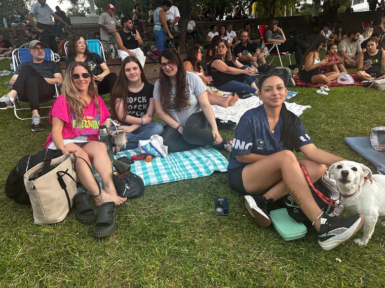 Lucrecia, Camila, Susana y Karen junto a su mascota. Lucrecia, Camila, Susana y Karen junto a su mascota.