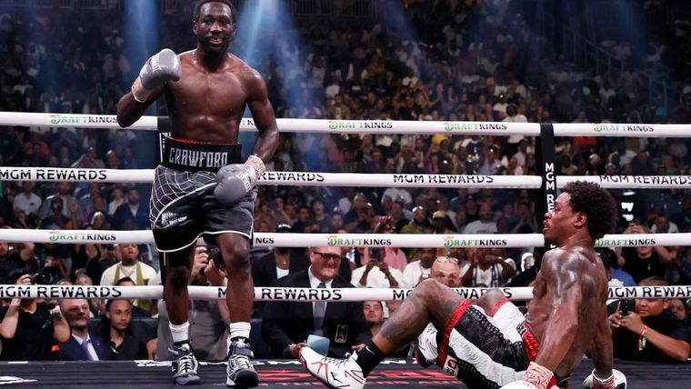 Terence Crawford derrumba a Errol Spence Jr. y se queda con la victoria. Foto: EFE