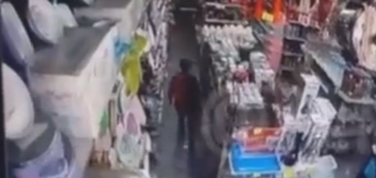 El hecho quedó registrado por las cámaras de seguridad