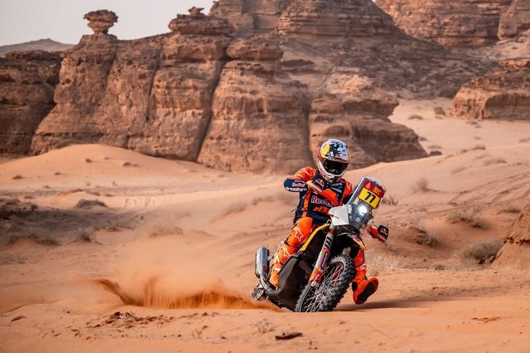 Luciano Benavides se mantiene bien posicionado en la general de Motos, en el Rally Dakar 2026. Luciano Benavides se mantiene bien posicionado en la general de Motos, en el Rally Dakar 2026.