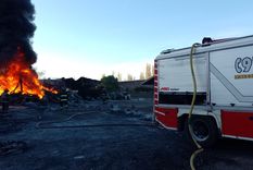 En la mañana de este miércoles el fuego sigue ardiendo en San Rafael. Foto: Gentileza