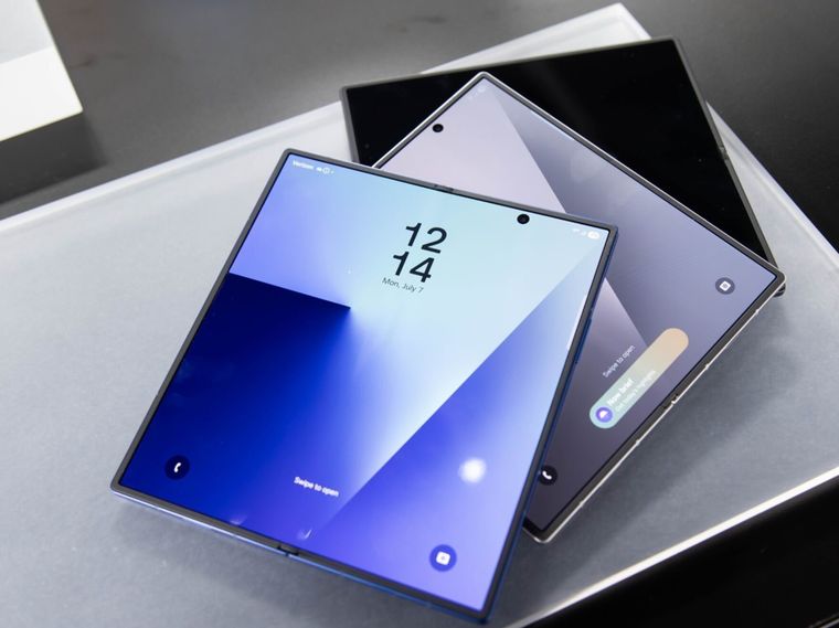 El Samsung Galaxy Z Fold 7 se convirtió en el nuevo objeto de deseo tech para quienes cruzan a Chile a hacer compras de fin de año.