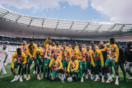Senegal festejó con la Copa Africana de Naciones antes del amistoso con Perú, aunque la CAF ya se la adjudicó a Marruecos. Senegal festejó con la Copa Africana de Naciones antes del amistoso con Perú, aunque la CAF ya se la adjudicó a Marruecos.