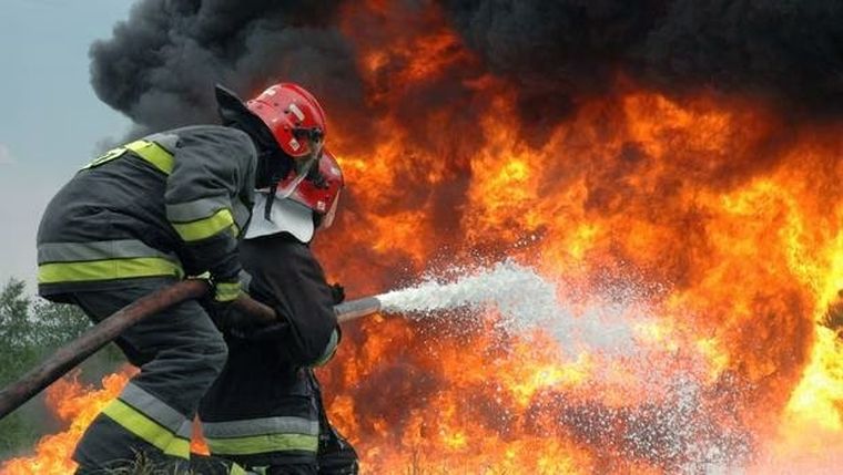 Bomberos del cuartel central tuvieron un duro trabajo en el lugar