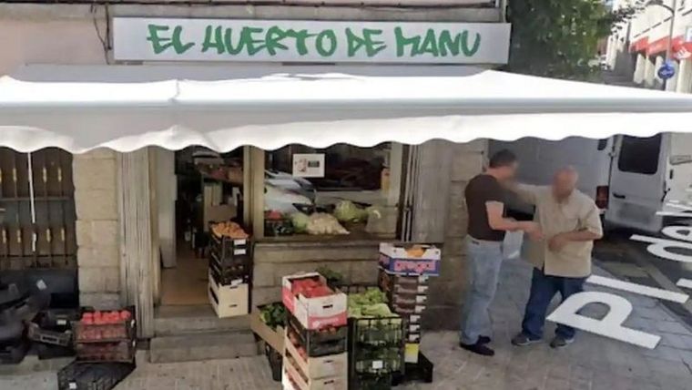Una imagen de Google Maps muestra a un hombre con las características de Gammino, a la derecha, parado frente a una tienda. Foto: GOOGLE MAPS
