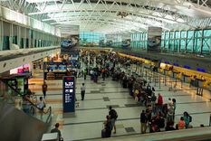 Los viajeros que ingresen a Argentina no deberán hacer cuarentena si cumplen algunas condiciones. Foto: Télam