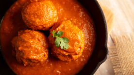 Las albóndigas llegaron a México con la influencia española, pero la receta en chipotle es una adaptación local que incorpora sabores ahumados y picantes típicos de la cocina mexicana.