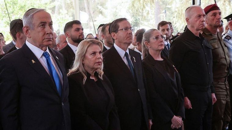 El primer ministro Benjamin Netanyahu (izquierda), el presidente Isaac Herzog (centro) y el exministro de Defensa Yoav Gallant (segundo desde la derecha) fueron acusados en el informe de incitar al genocidio.