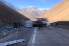 chocaron dos camiones en alta montana y una mujer tuvo que ser rescatada