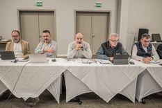 El mendocino Rubén Panella, al centro de la mesa, fue elegido como el máximo referente del cooperativismo en el vino a nivel mundial. Foto: Fecovita