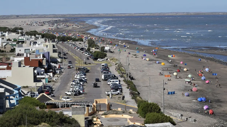 En este pueblo, las playas extensas conviven con la mayor colonia de loros barranqueros del mundo. En este pueblo, las playas extensas conviven con la mayor colonia de loros barranqueros del mundo.