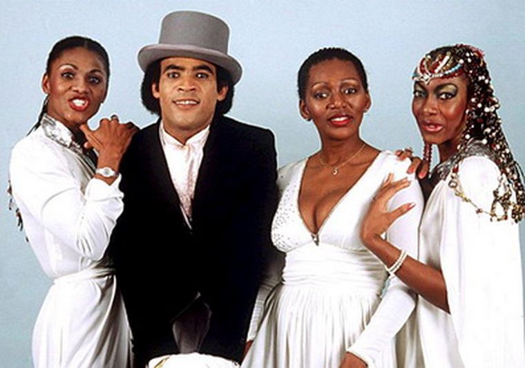 Farrell, junto a sus coreutas.