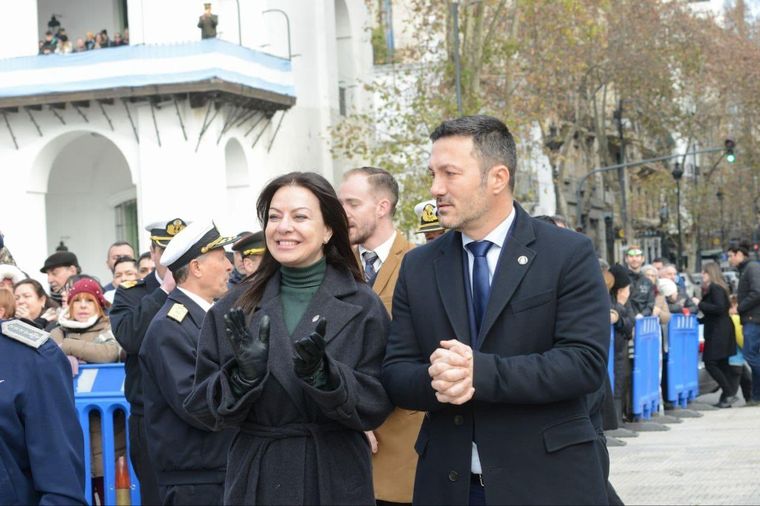 Luis Petri junto a la ministra de Capital Humano, Sandra Pettovello, presentes durante el relevamiento de guardia de los regimientos históricos: Foto: Twitter Ministerio de Capital Humano