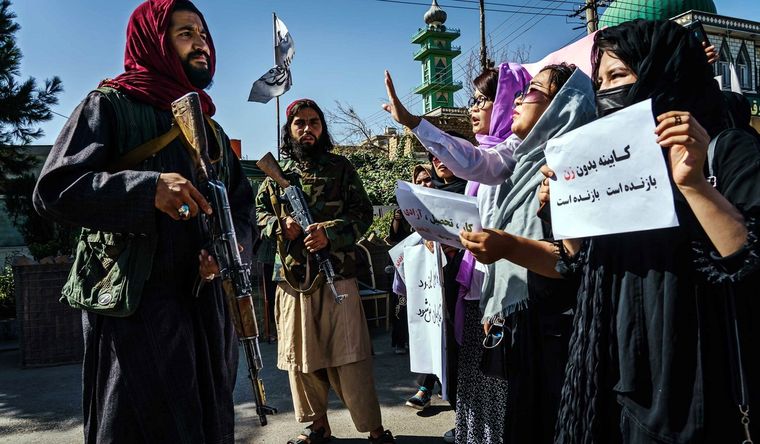 Las mujeres luchan contra la dureza del talibán. Foto: EFE