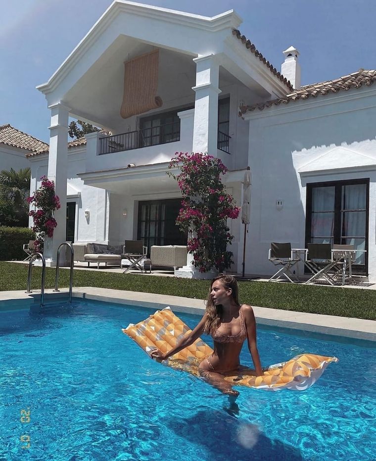 Marbella Club es el exclusivo hotel donde Ester Expósito pasa unos días con amigas