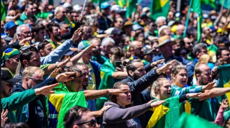 Bolsonaristas haciendo el saludo nazi. Foto: JCOnline.