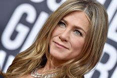 un actor de la casa de papel, muy cerca de jennifer aniston
