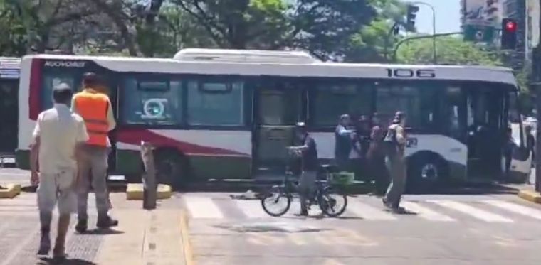 Los colectivos que colisionaron pertenecen a las líneas 67 y 106, respectivamente. Foto: Captura de pantalla