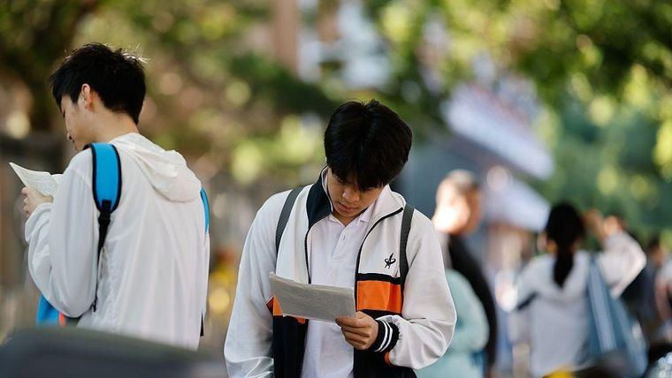 Los estudiantes chinos pasan gran parte del día estudiando, lo que, según los expertos, aumenta su ansiedad.
