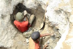 Unas personas trabajan en una mina en la localidad de Tulwizembe, en Congo (imagen ilustrativa). Unas personas trabajan en una mina en la localidad de Tulwizembe, en Congo (imagen ilustrativa).