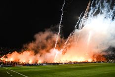 Toda la pirotecnia desplegada en la cabecera norte Foto: Juan Ignacio Blanco / MDZ.